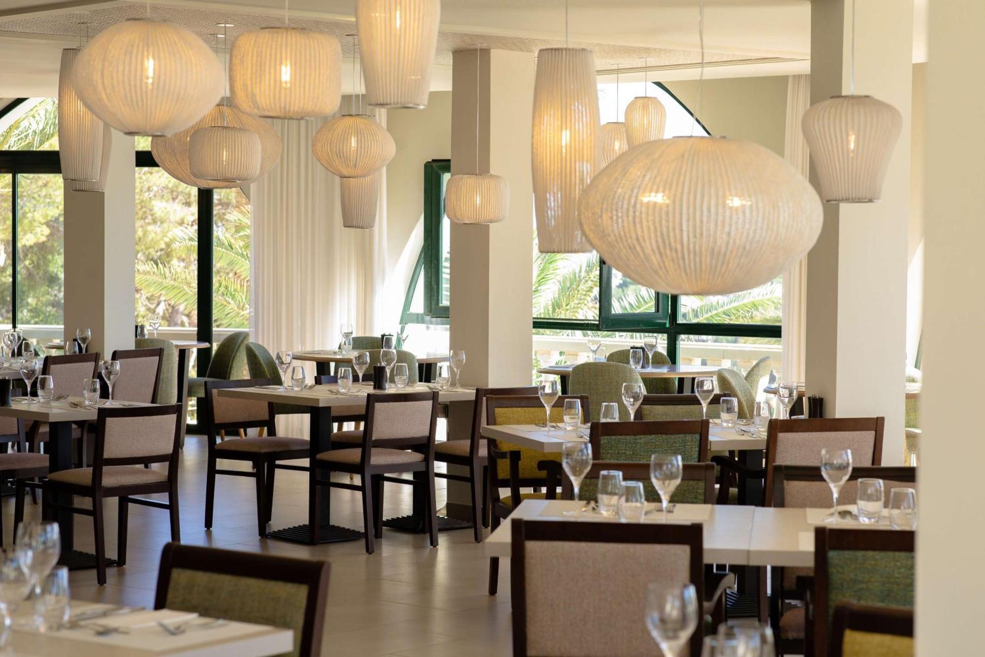 Hilton Mallorca Galatzo Peguera Exterior foto Restaurant