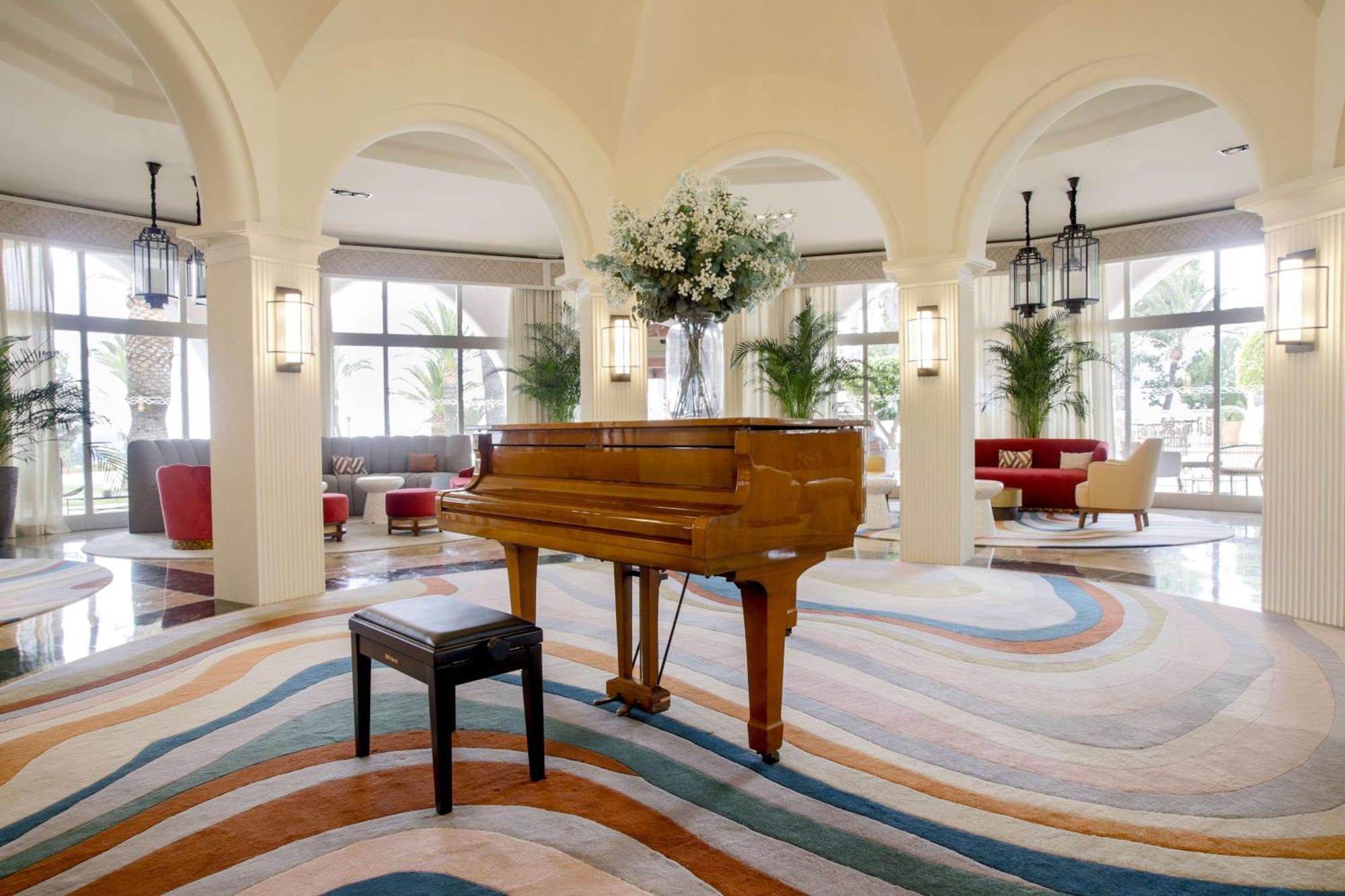 Hilton Mallorca Galatzo Peguera Exterior foto The lobby of the Four Seasons Hotel