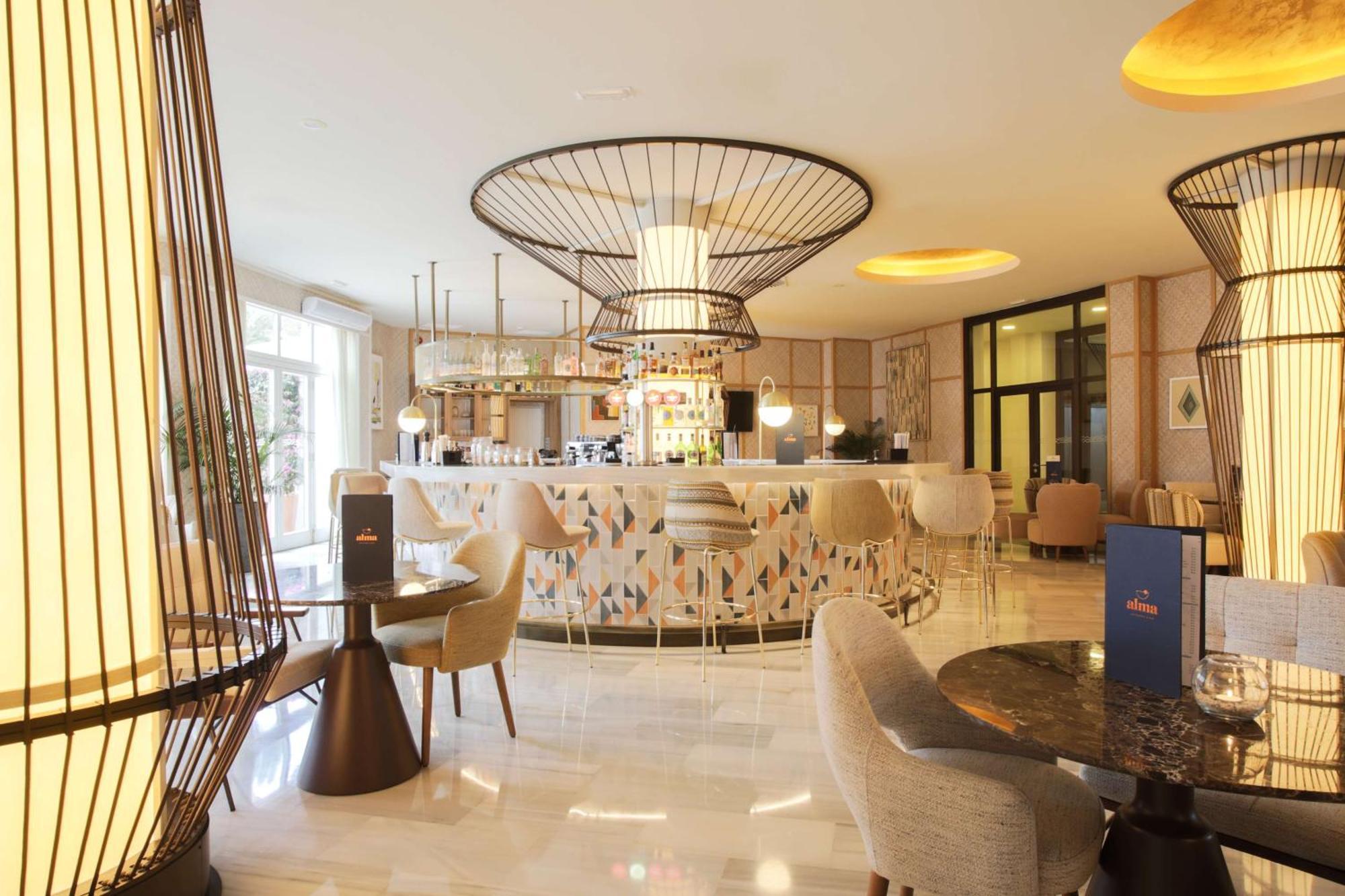 Hilton Mallorca Galatzo Peguera Exterior foto The bar at the hotel